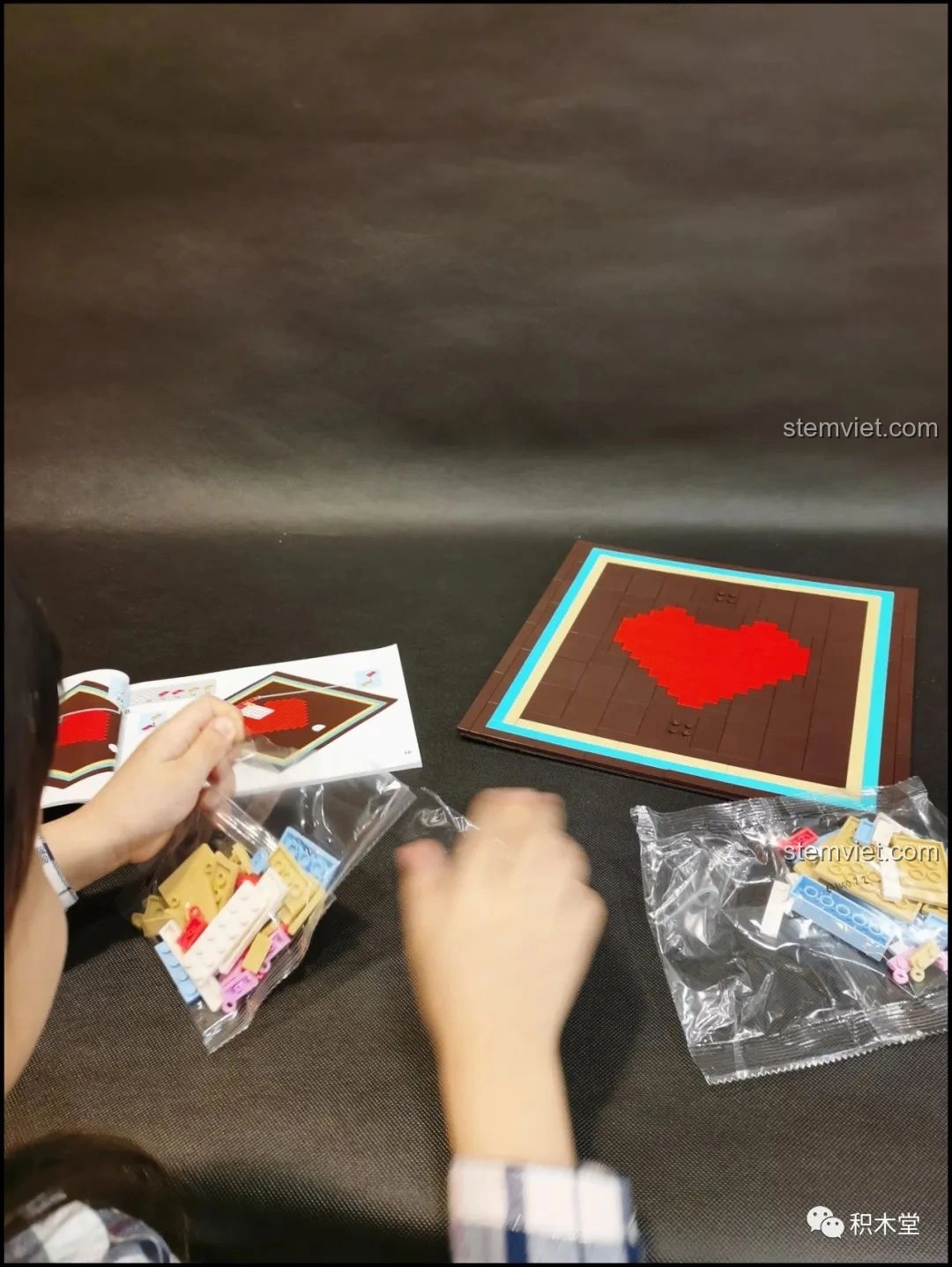 Bé gái đang hào hứng mở túi mảnh ghép của bộ đồ chơi lắp ráp Sembo 601400 Bánh Kem Hộp Quà