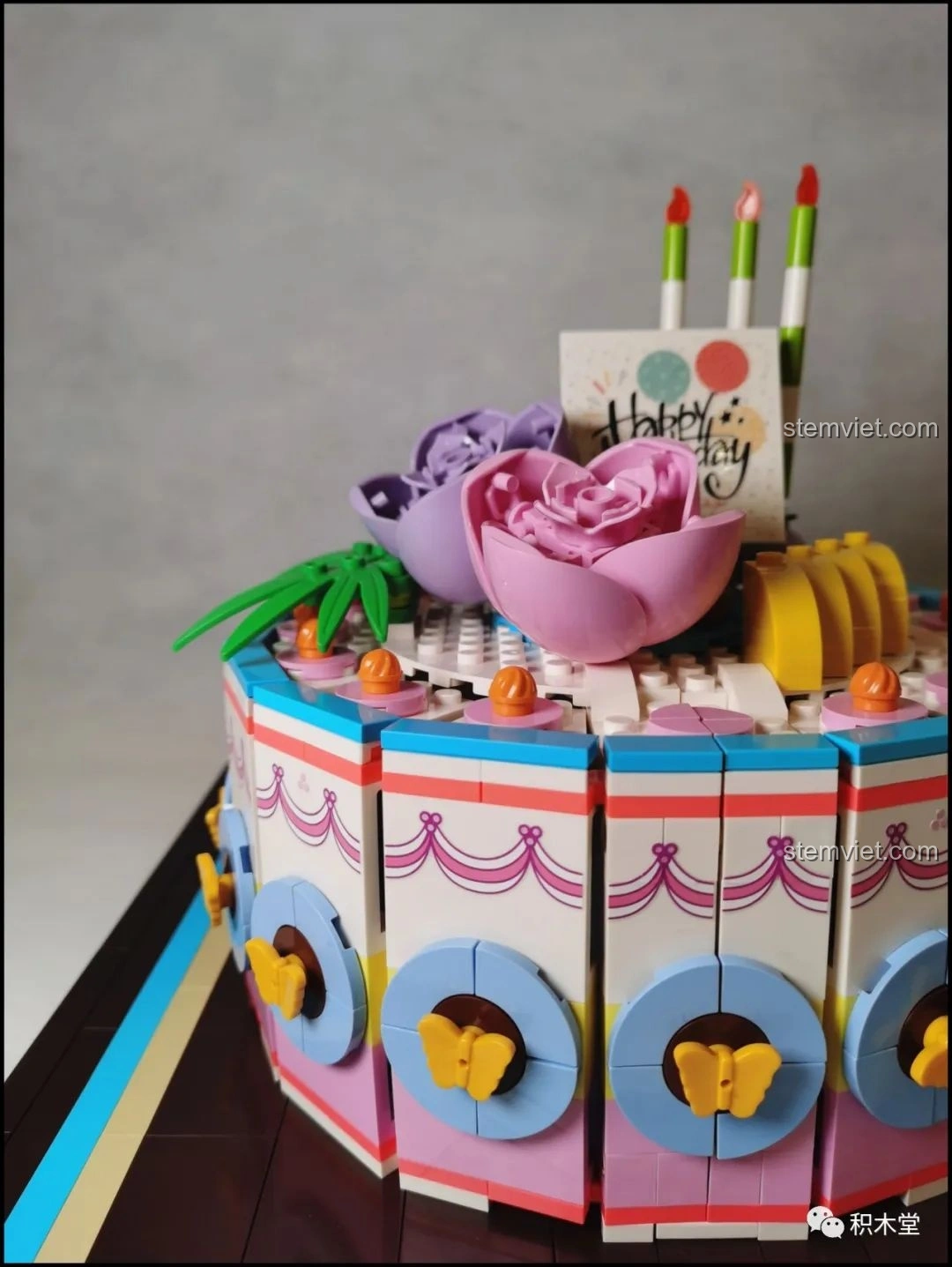 Không gian bên trong mô hình Bánh Kem Hộp Quà Sembo 601400 có thể cất giấu những món quà nhỏ