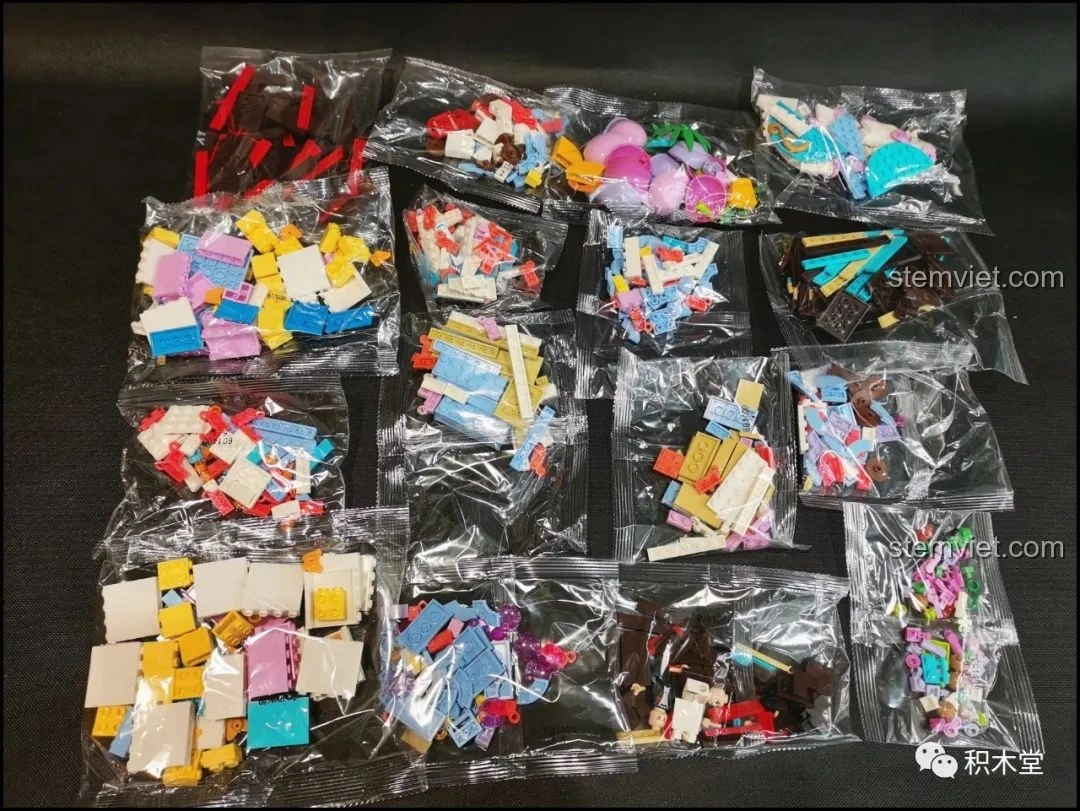 Toàn bộ 16 túi mảnh ghép của bộ đồ chơi lắp ráp Sembo 601400 Bánh Kem Hộp Quà với màu sắc tươi sáng