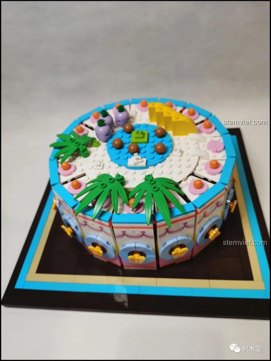 Cận cảnh chi tiết trang trí hoa hồng, nến và thiệp 'Happy Birthday' trên Bánh Kem Hộp Quà Sembo 601400