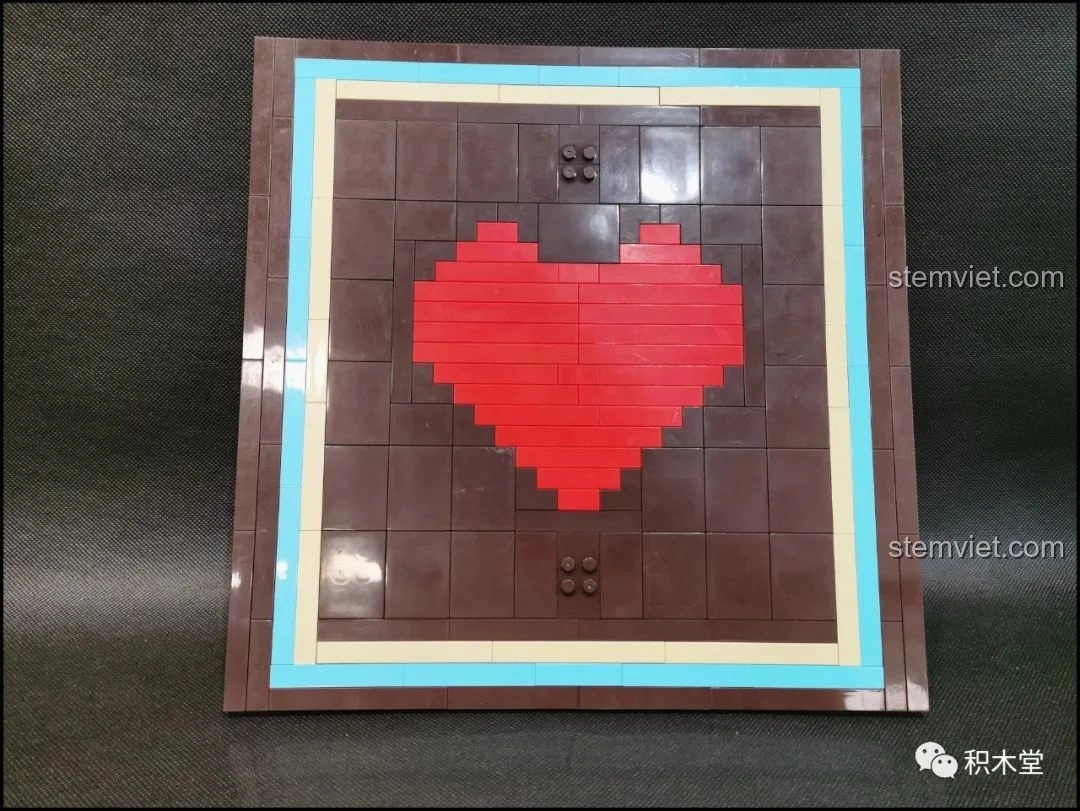 Phần đế của mô hình Bánh Kem Hộp Quà Sembo 601400 đã hoàn thiện với viền xanh và vàng