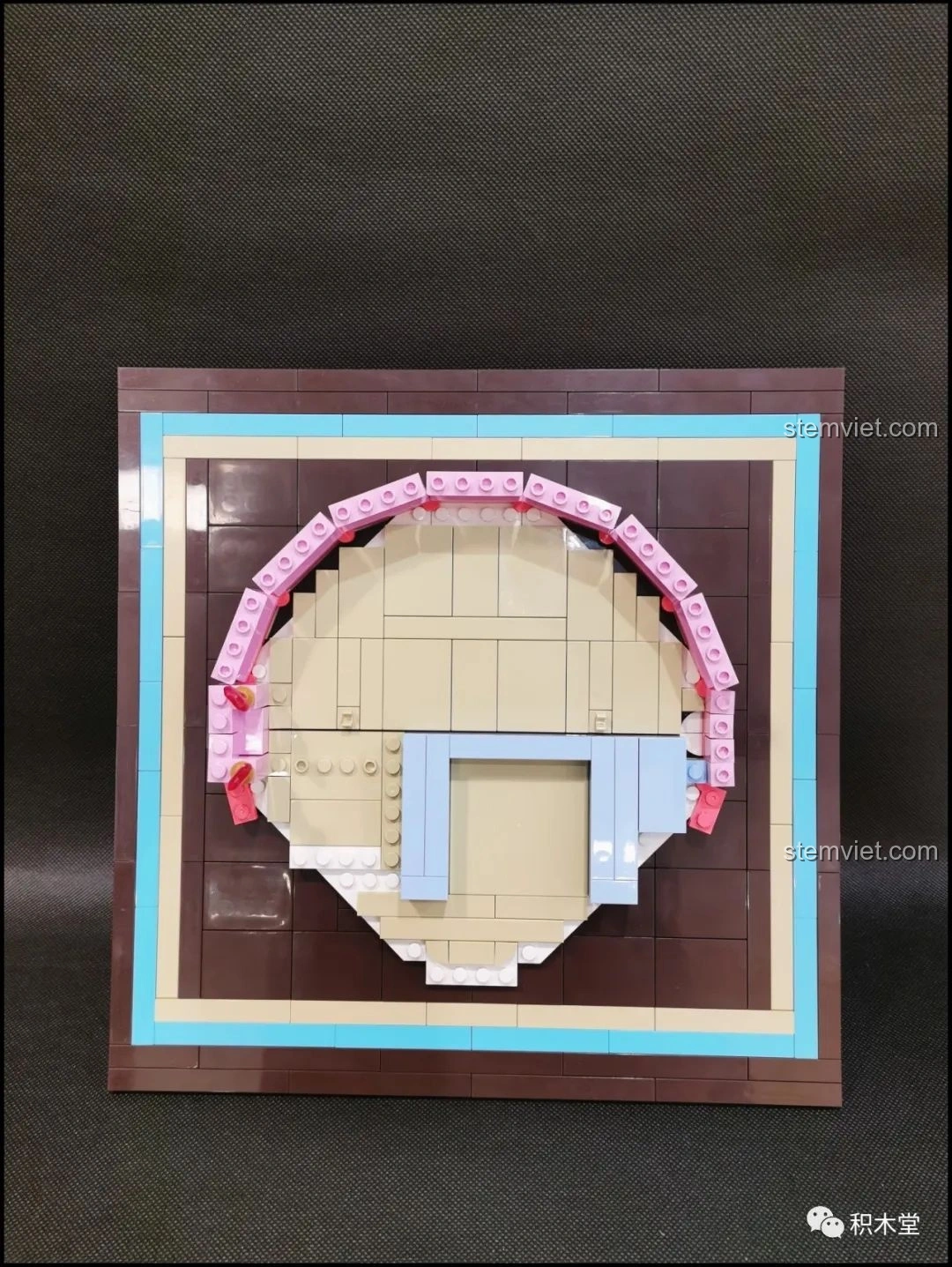 Cấu trúc hình bán nguyệt của mô hình Bánh Kem Hộp Quà Sembo 601400 đang được xây dựng