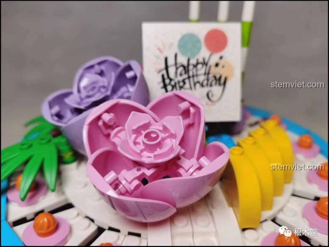 Cận cảnh chi tiết hoa hồng và quả đào vàng óng trên Bánh Kem Hộp Quà Sembo 601400