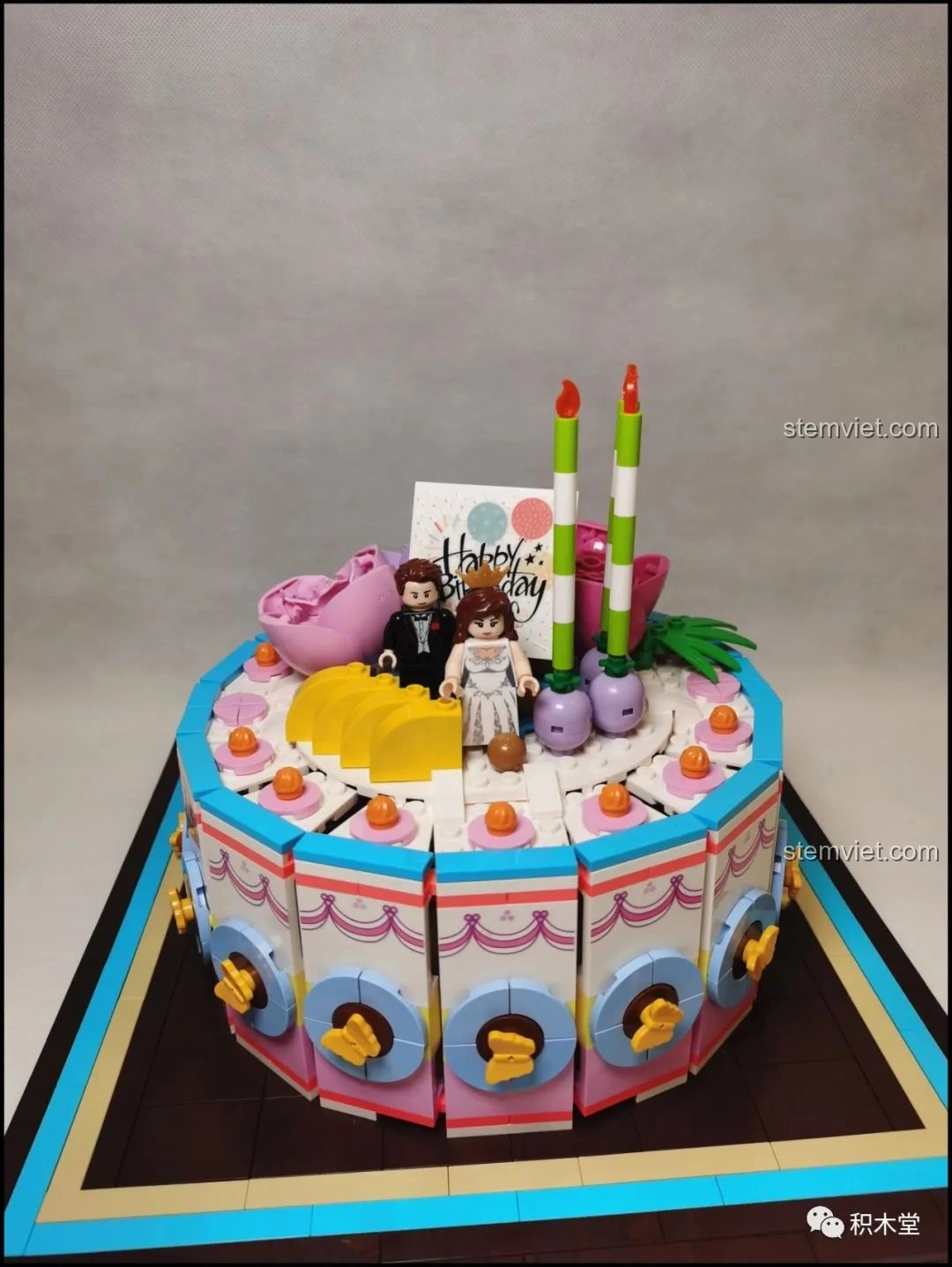 Cận cảnh chi tiết hoa hồng màu tím và hồng trên Bánh Kem Hộp Quà Sembo 601400