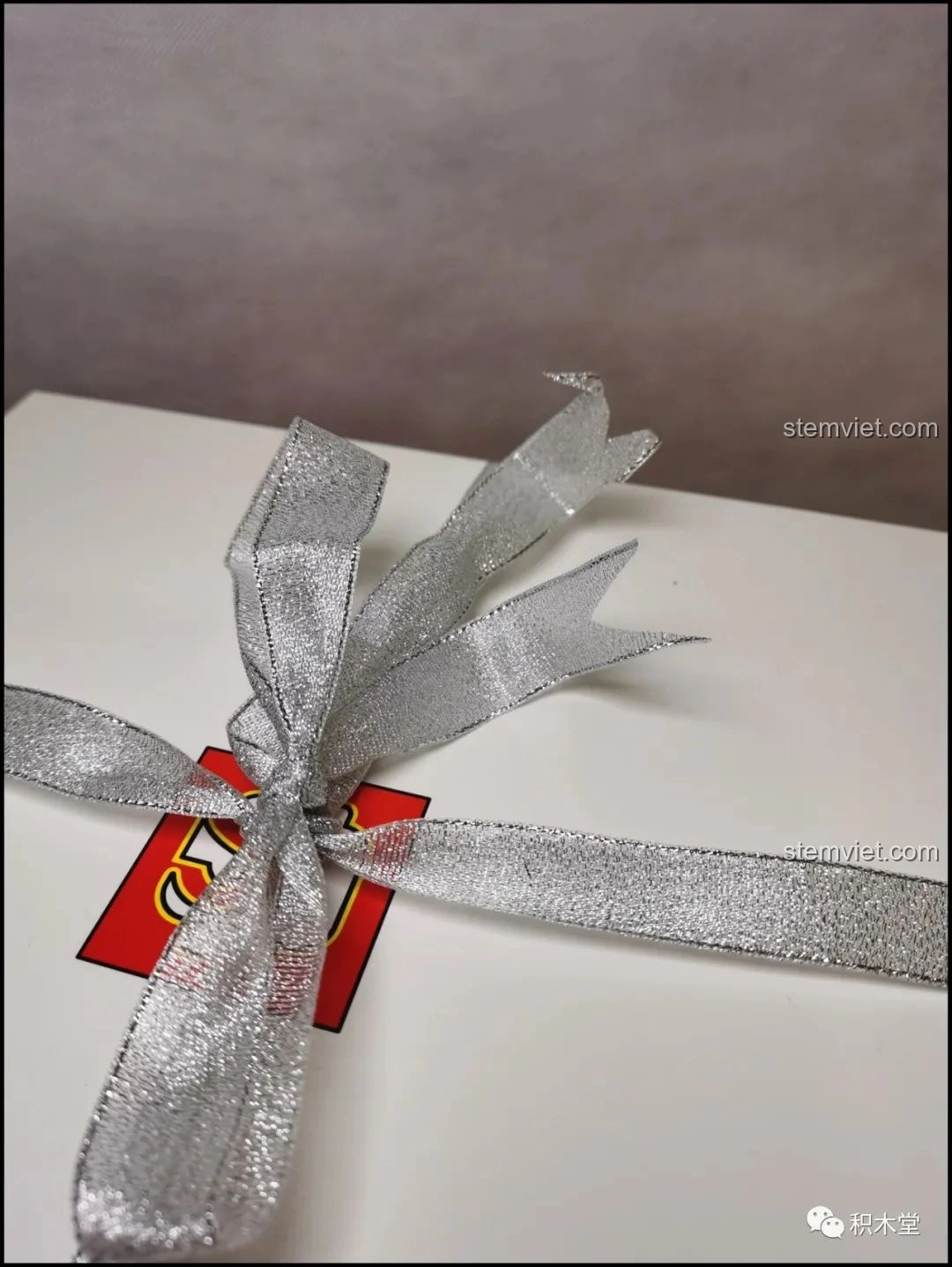 Hộp quà của Bánh Kem Hộp Quà Sembo 601400 được buộc ruy băng và cắt đuôi én