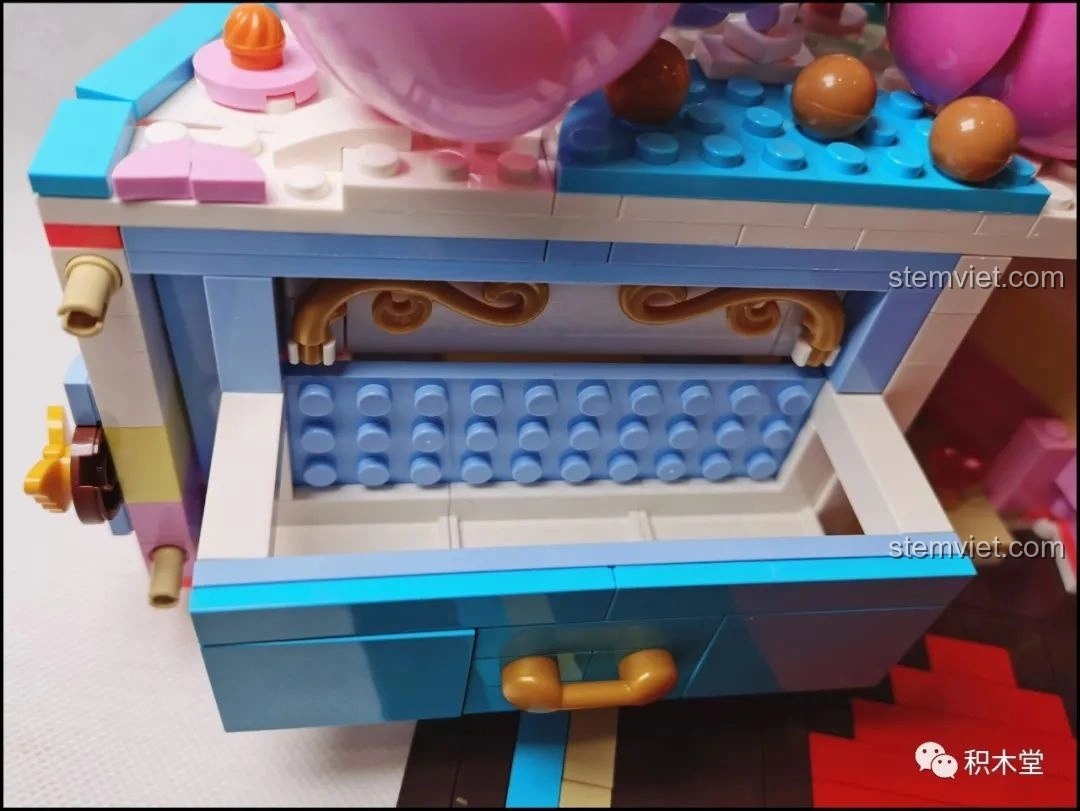 Chiếc ruy băng bạc được buộc lên hộp quà của bộ lắp ghép Sembo 601400 Bánh Kem Hộp Quà