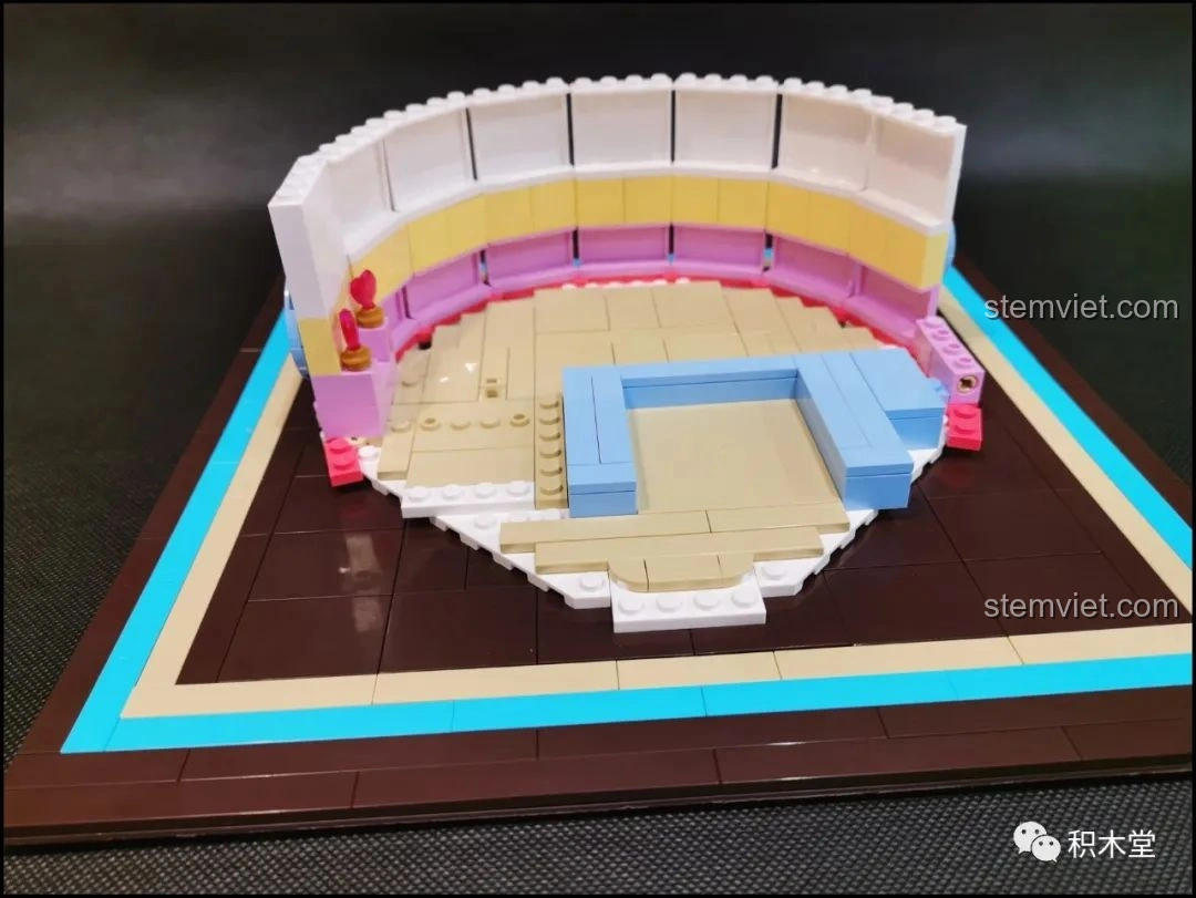 Không gian bên trong của mô hình Bánh Kem Hộp Quà Sembo 601400 đang được xây dựng