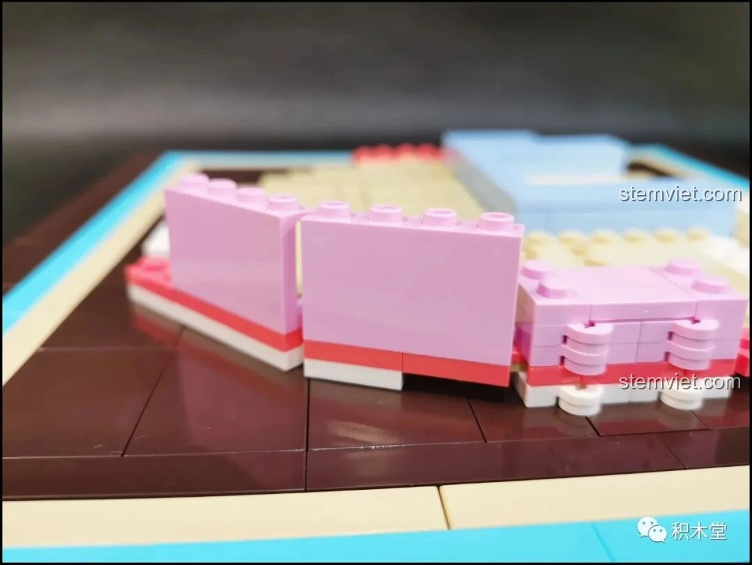 Lắp ráp các mảnh ghép màu hồng và trắng, tạo khung ban đầu cho Bánh Kem Hộp Quà Sembo 601400