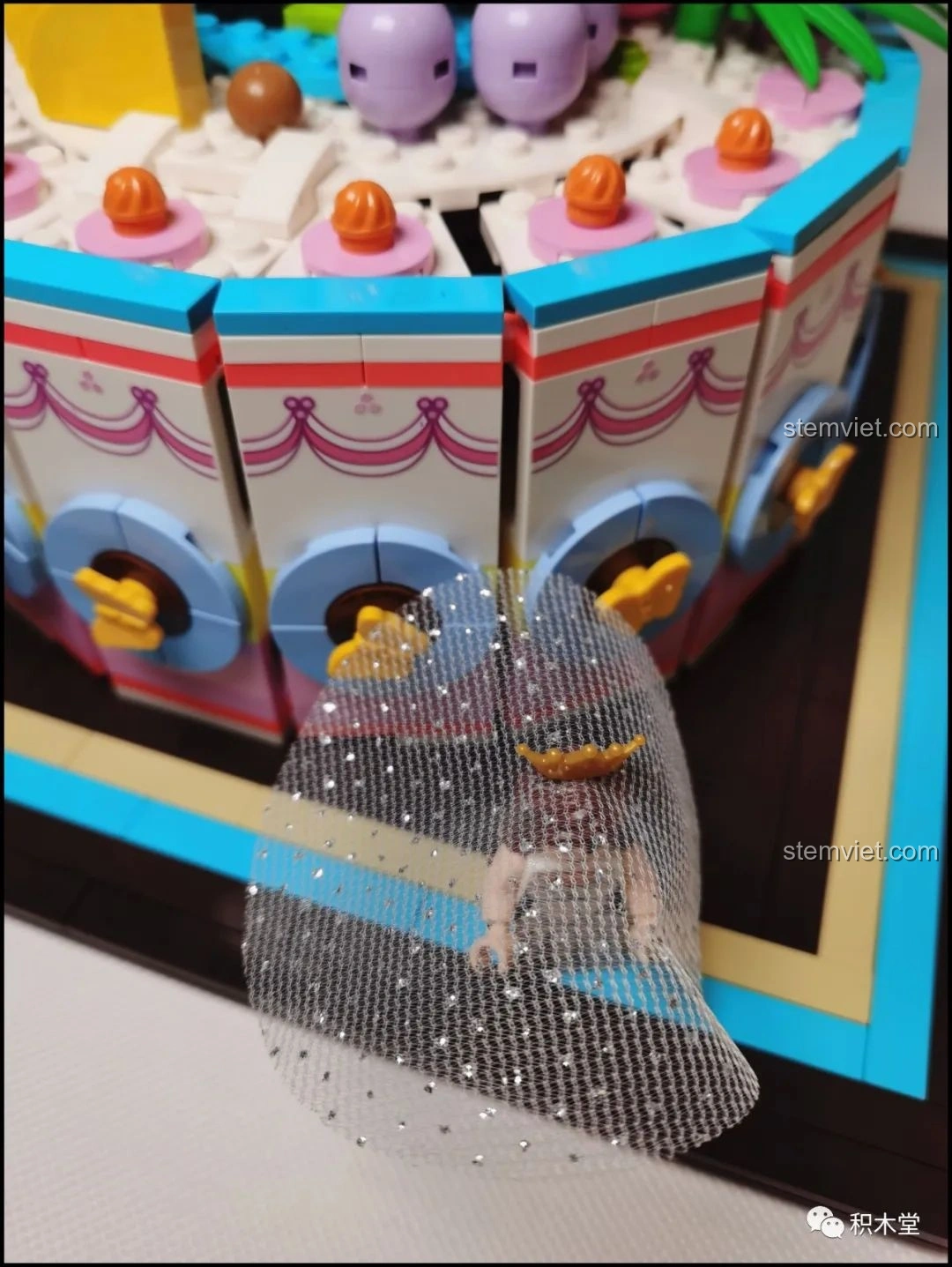 Lá cây xanh tươi trang trí trên mô hình Bánh Kem Hộp Quà Sembo 601400