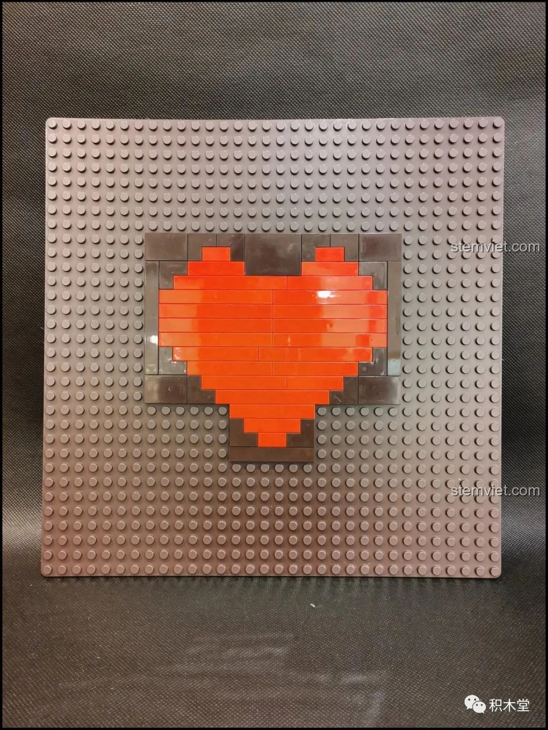 Quá trình lắp ráp phần đế của bộ đồ chơi Bánh Kem Hộp Quà Sembo 601400 với hình trái tim đỏ