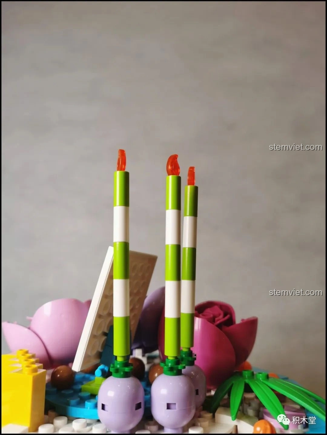 Cận cảnh minifigure cô dâu và chú rể đi kèm bộ lắp ghép Sembo 601400 Bánh Kem Hộp Quà