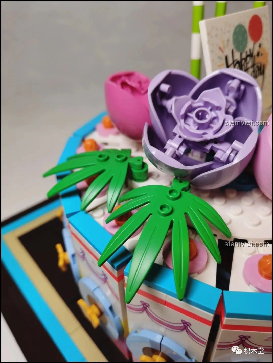 Minifigure cô dâu với váy cưới trắng và vương miện từ bộ lắp ghép Sembo 601400 Bánh Kem Hộp Quà