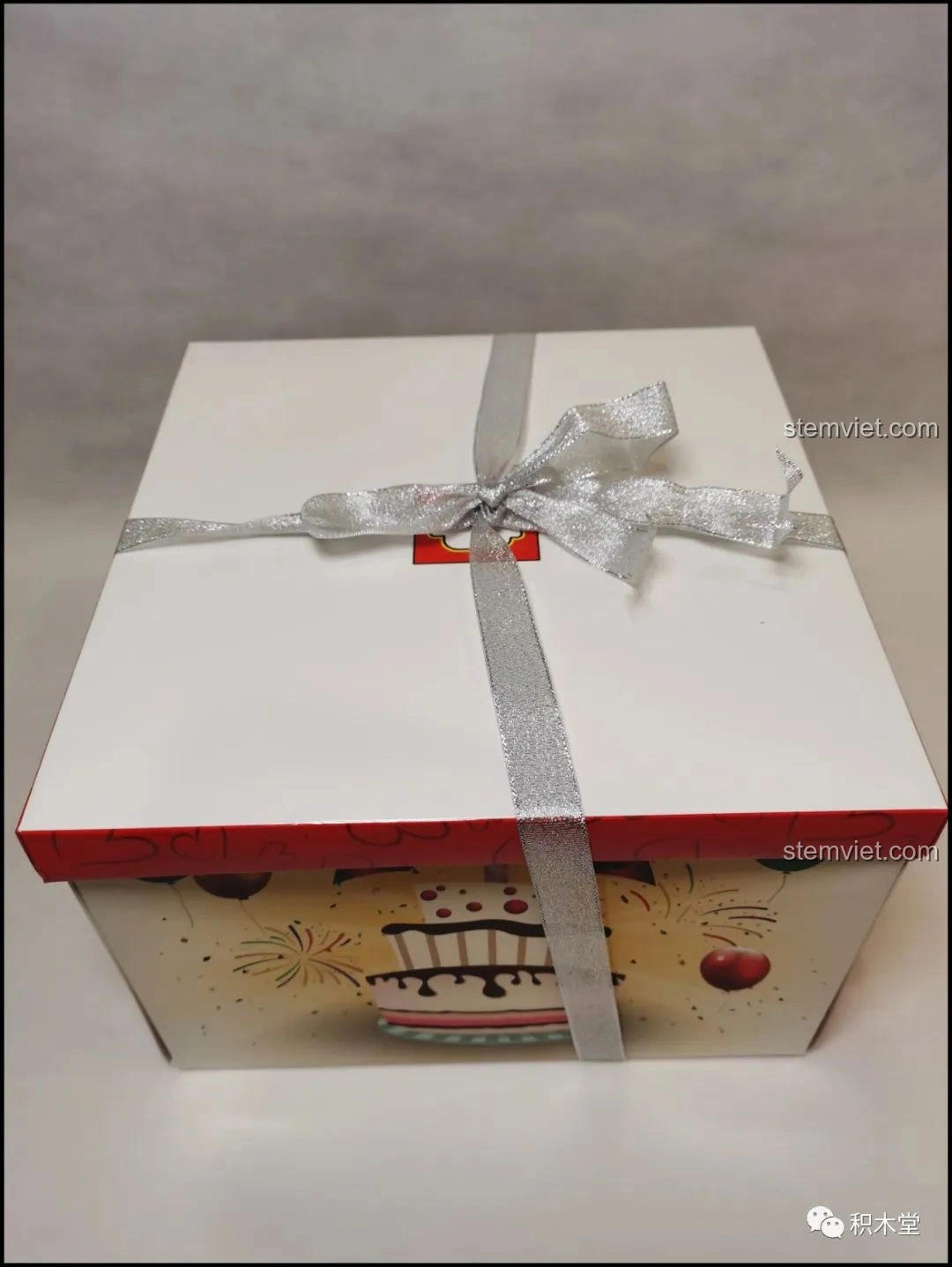 Minifigure cô dâu chú rể đặt trên mô hình Bánh Kem Hộp Quà Sembo 601400