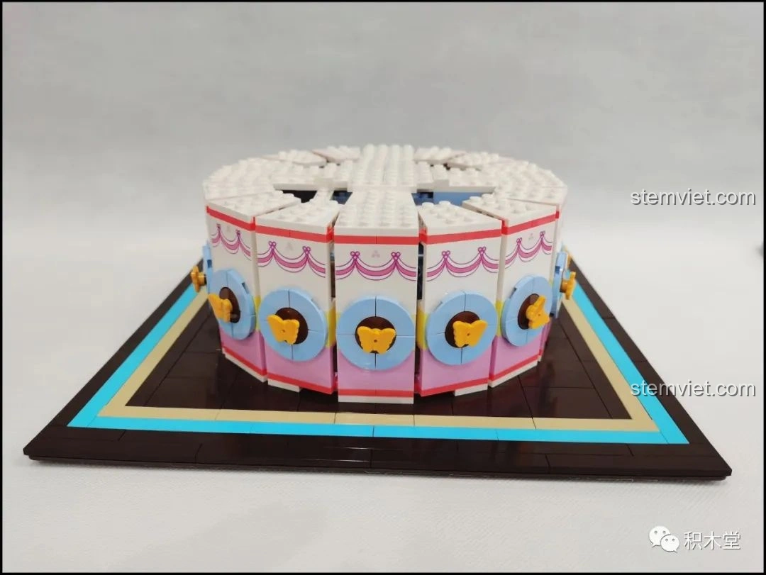 Phần nắp của mô hình Bánh Kem Hộp Quà Sembo 601400 đang được lắp vào