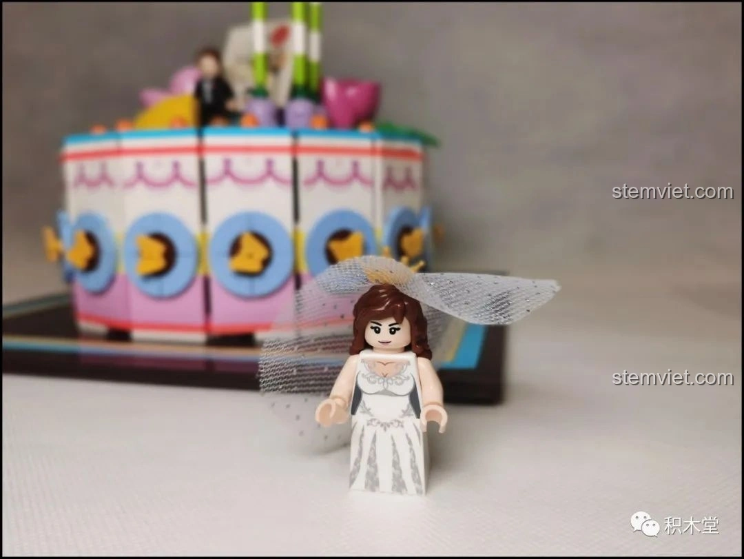 Những cây nến sinh nhật sọc xanh trắng trên Bánh Kem Hộp Quà Sembo 601400