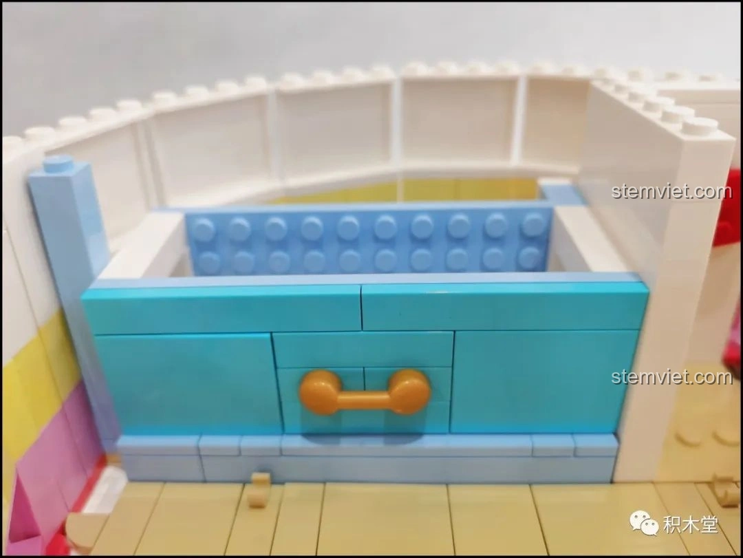 Ngăn kéo bí mật của mô hình Bánh Kem Hộp Quà Sembo 601400 đang được lắp đặt