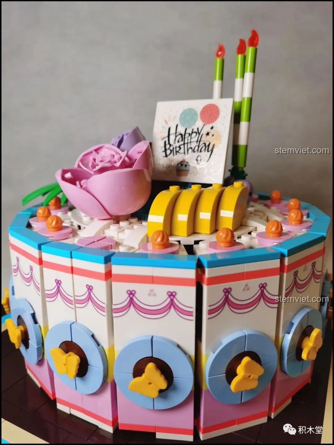 Ngăn kéo của mô hình Bánh Kem Hộp Quà Sembo 601400 được kéo ra hoàn toàn, thể hiện không gian chứa đồ