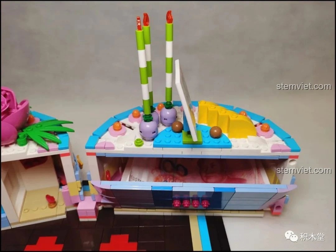 Chi tiết nơ ruy băng được thắt cẩn thận trên hộp quà của Bánh Kem Hộp Quà Sembo 601400