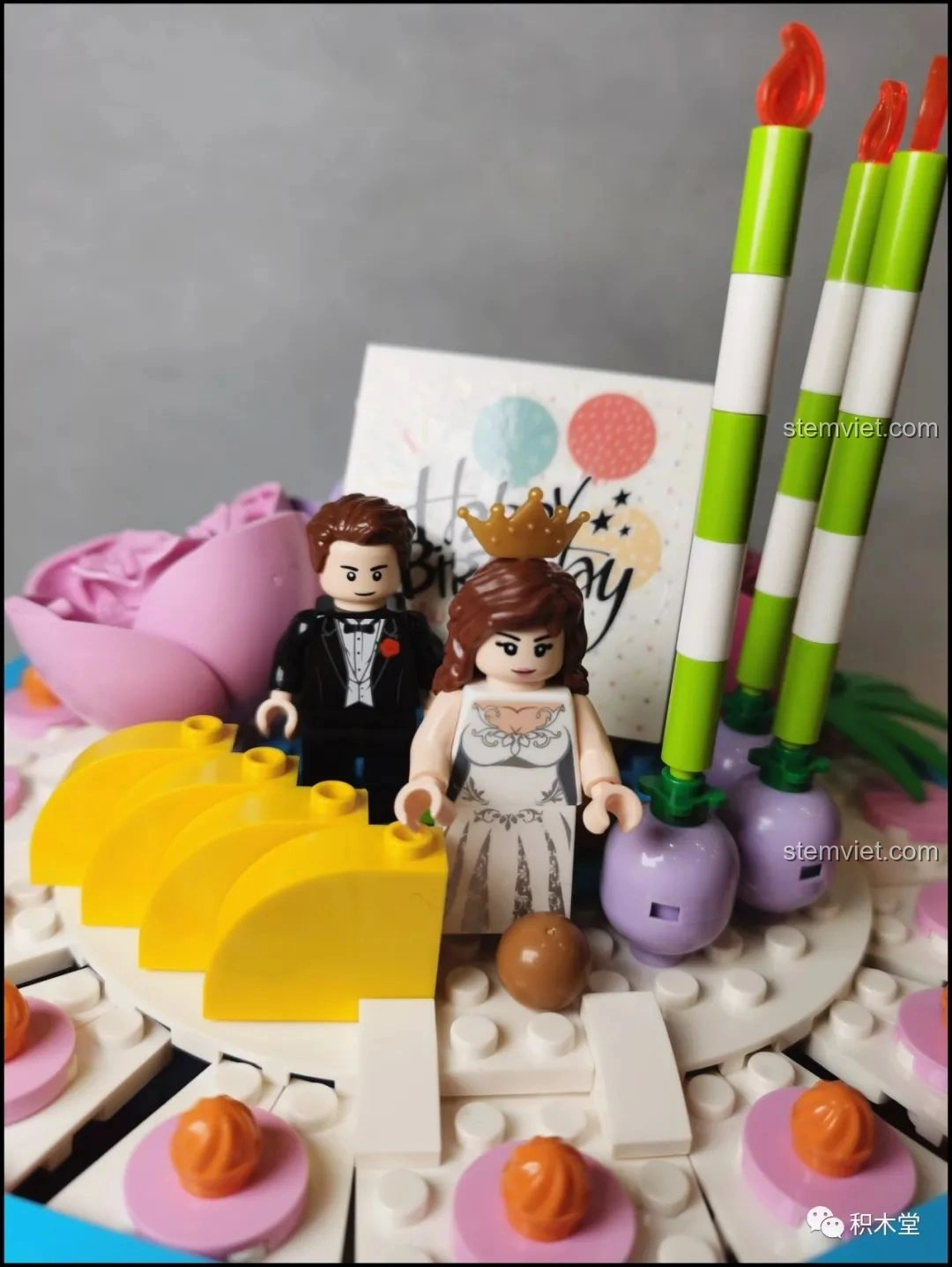 Chi tiết quả đào vàng óng ánh trên mô hình Bánh Kem Hộp Quà Sembo 601400