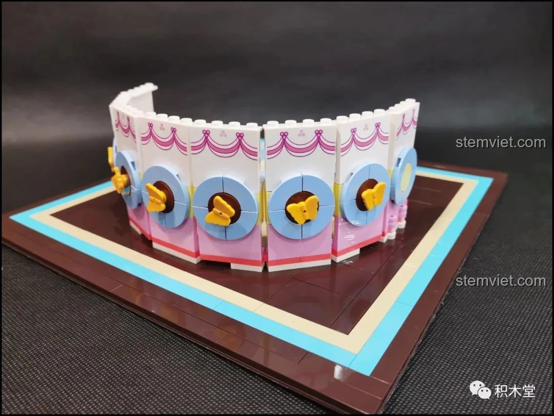 Phần thân của mô hình Bánh Kem Hộp Quà Sembo 601400 với các chi tiết bướm vàng đã hoàn chỉnh