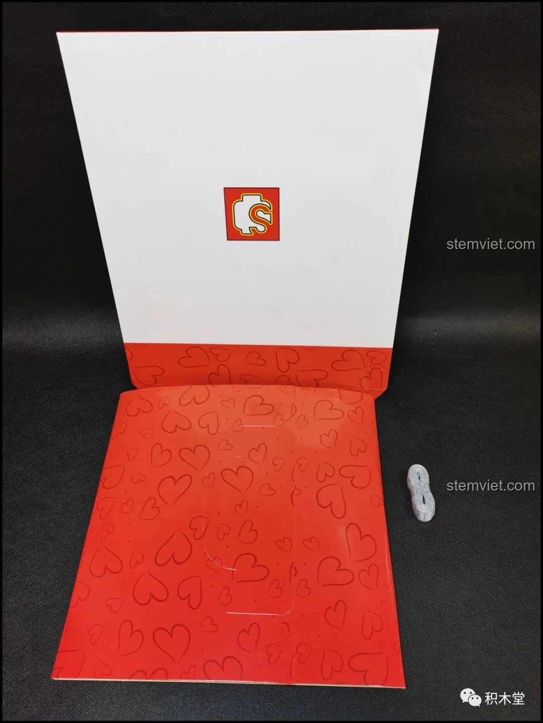 Tấm thiệp 'Happy Birthday' và dải ruy băng đi kèm bộ lắp ghép Sembo 601400 Bánh Kem Hộp Quà