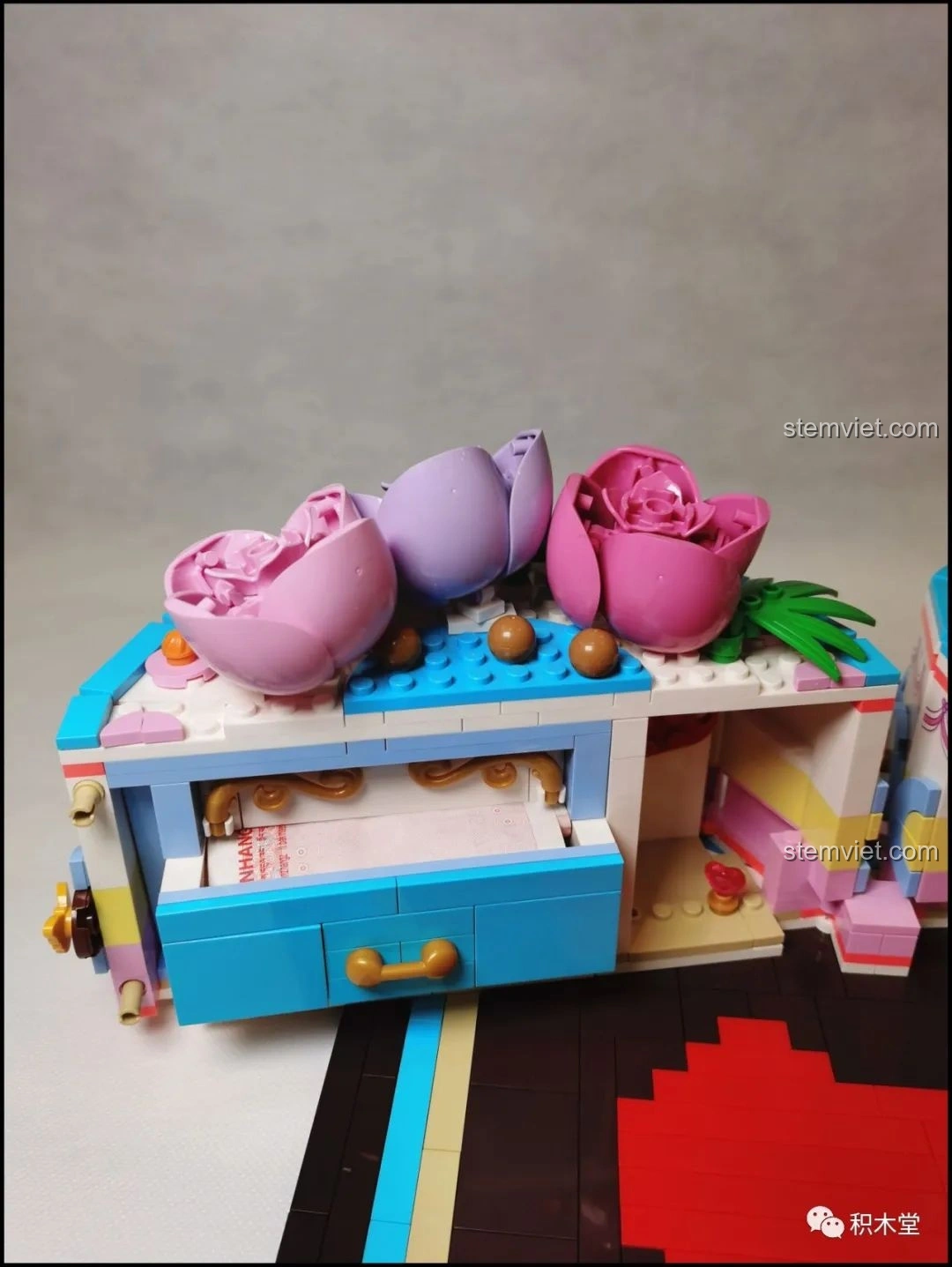 Tổng thể mô hình Bánh Kem Hộp Quà Sembo 601400 đã hoàn thiện, sẵn sàng làm quà tặng