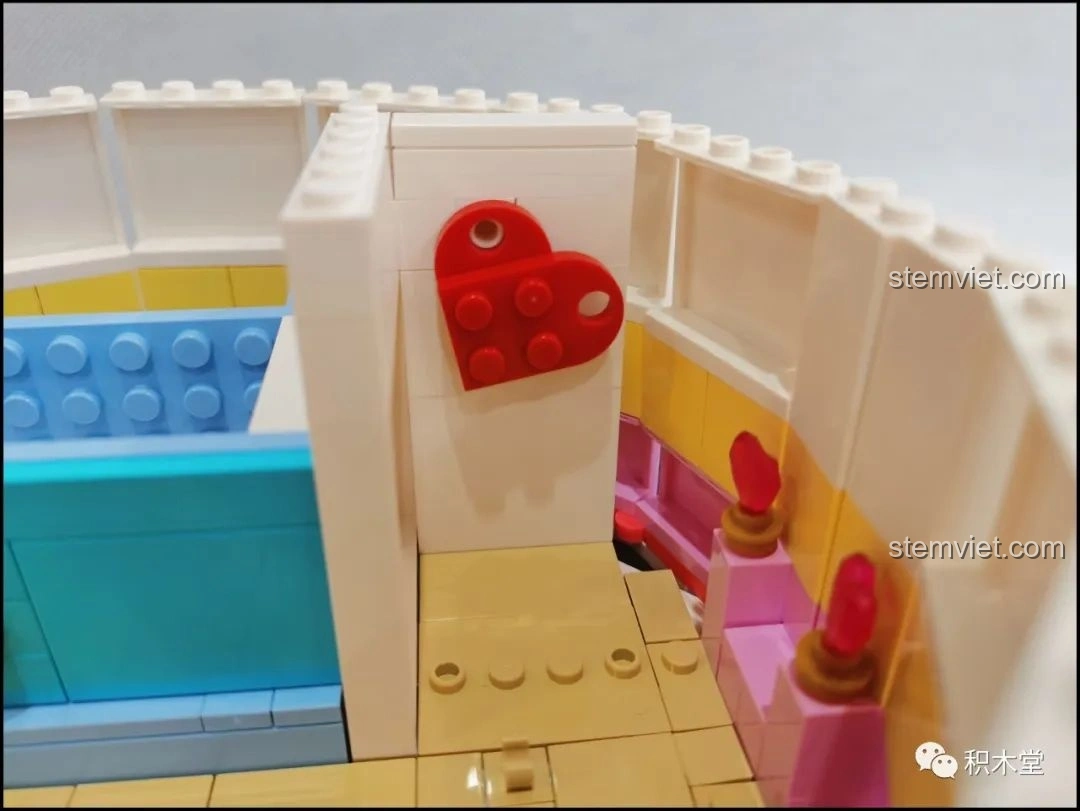 Chi tiết trái tim đỏ được gắn bên trong mô hình Bánh Kem Hộp Quà Sembo 601400