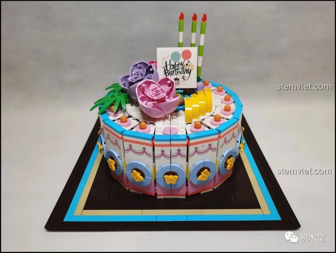 Các chi tiết trang trí được sắp xếp hài hòa trên mô hình Bánh Kem Hộp Quà Sembo 601400