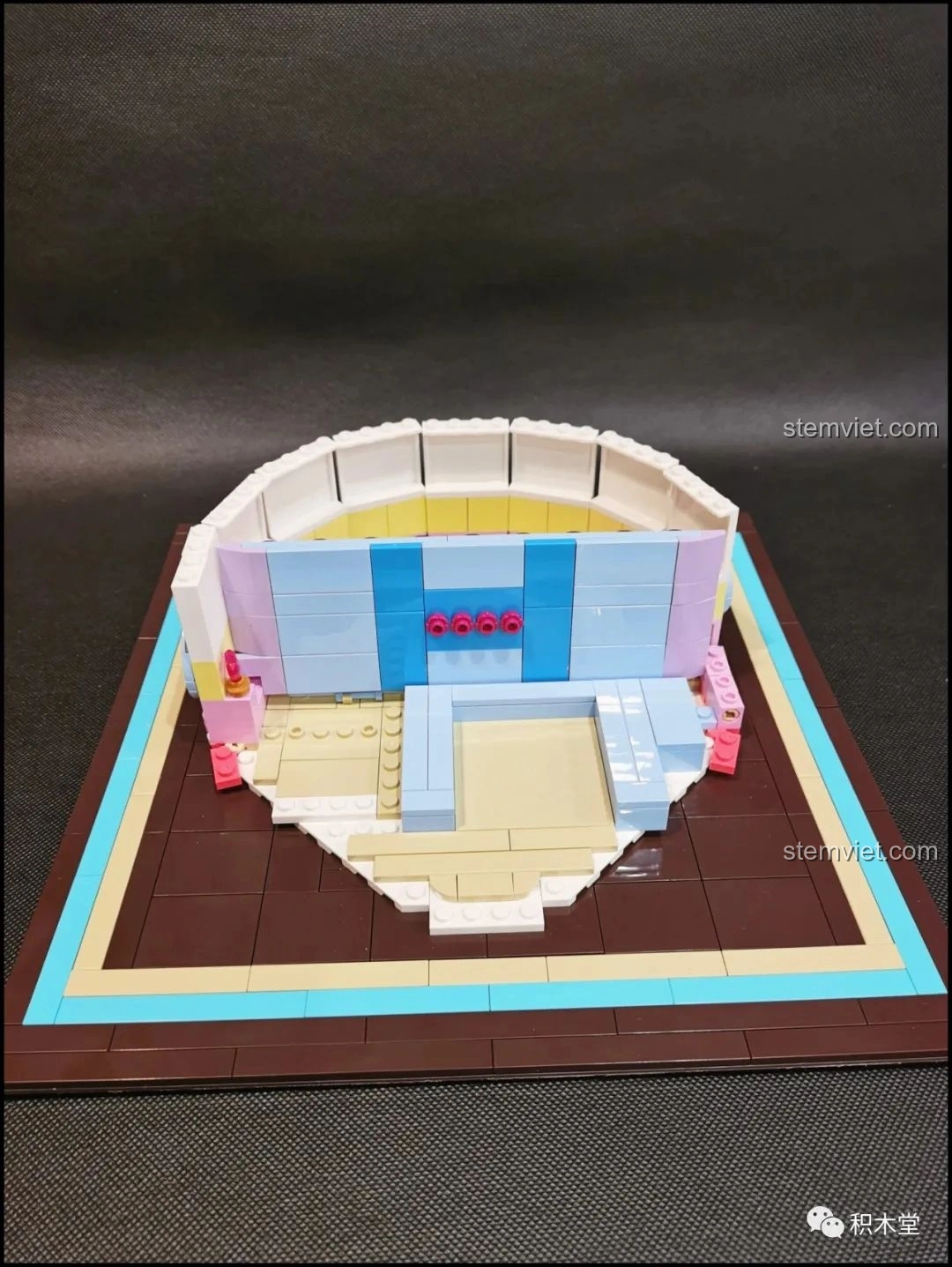 Các bức tường bên trong của mô hình Bánh Kem Hộp Quà Sembo 601400 đang được lắp ráp