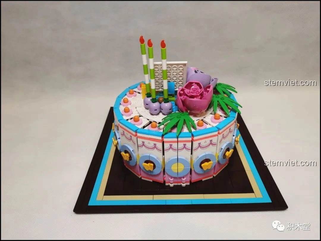 Chi tiết quả việt quất và lá cây trang trí trên mô hình Bánh Kem Hộp Quà Sembo 601400