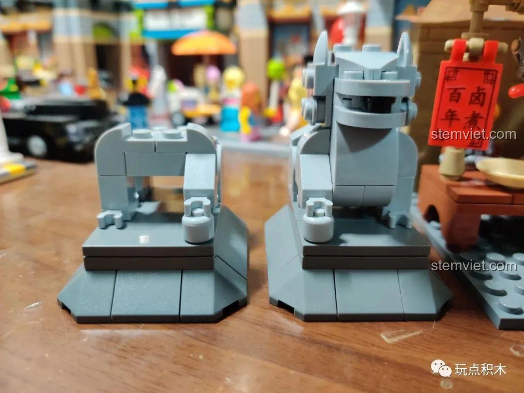 Cặp sư tử đá hoàn chỉnh từ bộ Sembo 601606 Tiệm Ăn Vặt, một con đạp cầu, một con đạp sư tử con.