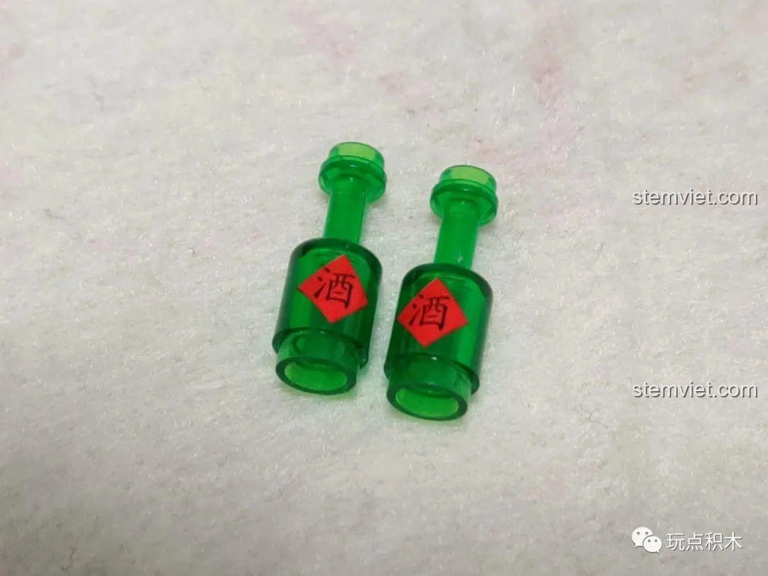 Hai chai rượu màu xanh lá cây với họa tiết in trên thân, chi tiết của bộ Sembo 601606 Tiệm Ăn Vặt.