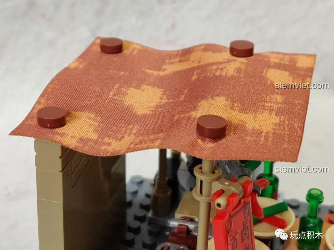 Mô hình tiệm ăn vặt Sembo 601606 với mái che, nhìn từ góc nghiêng, thể hiện chi tiết.