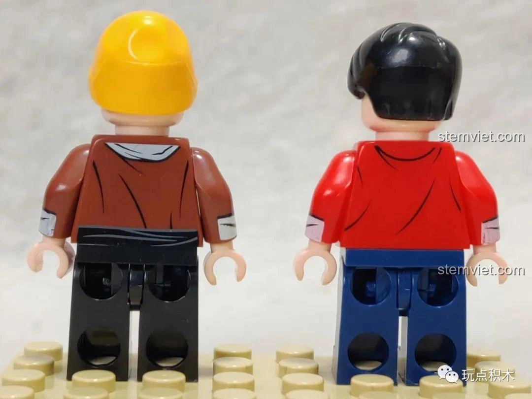 Mô hình tiệm ăn vặt Sembo 601606 và sư tử đá đặt cạnh nhau, tạo thành một cảnh quan phố cổ.