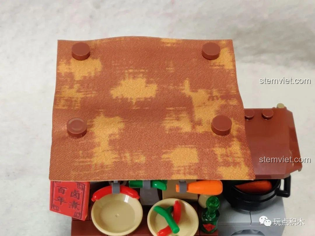 Mô hình tiệm ăn vặt Sembo 601606 với tấm mái che đã được lắp đặt, nhìn từ trên xuống.