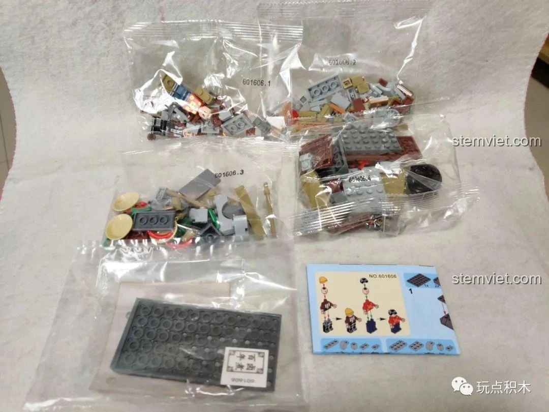 Các túi linh kiện và sách hướng dẫn lắp ráp của bộ Sembo 601606 Tiệm Ăn Vặt Phố Cổ Bắc Kinh.