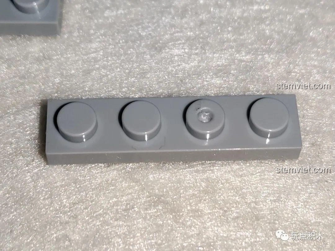 Cận cảnh một mảnh ghép của Sembo 601606 Tiệm Ăn Vặt có vết lỗi nhỏ ở phần đúc.