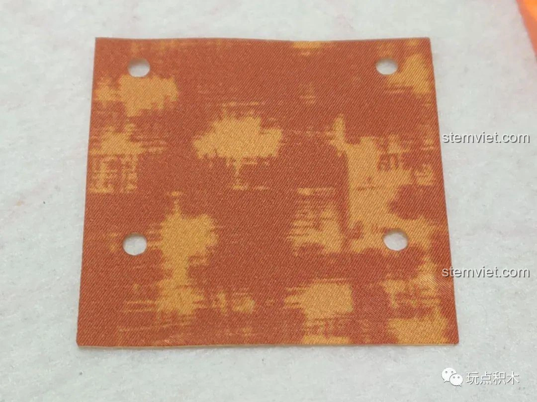 Mặt trên của tấm mái che màu nâu cam với họa tiết giả vải, chi tiết của bộ Sembo 601606.