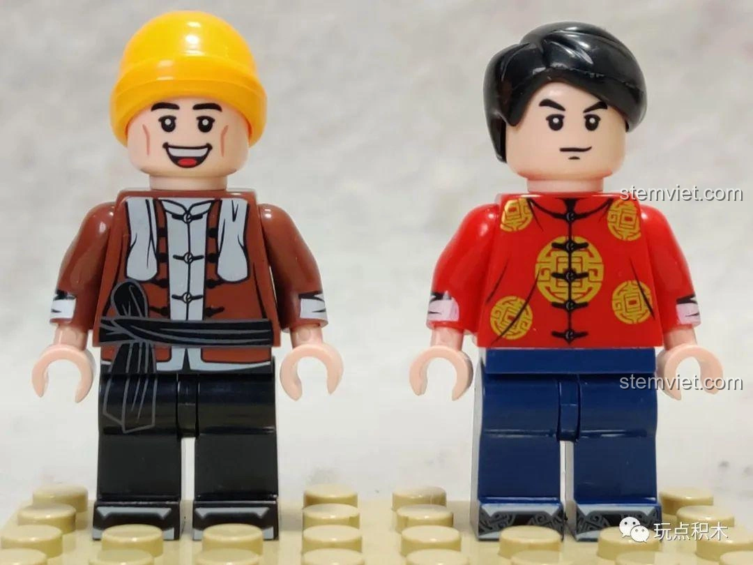 Mặt sau của hai minifigures từ bộ Sembo 601606 Tiệm Ăn Vặt, với các chi tiết in ấn.