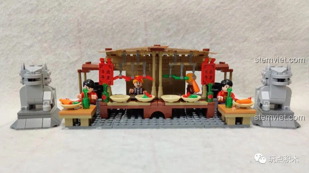 Mô hình Sembo 601606 Tiệm Ăn Vặt phiên bản MOC 2-in-1 và cặp sư tử đá, góc nhìn tổng thể.