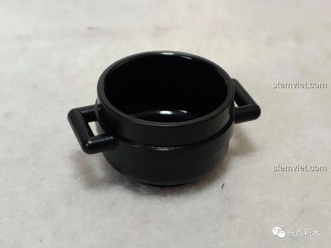 Cận cảnh chiếc nồi đen đặc biệt với hai quai cầm trong bộ Sembo 601606 Tiệm Ăn Vặt.