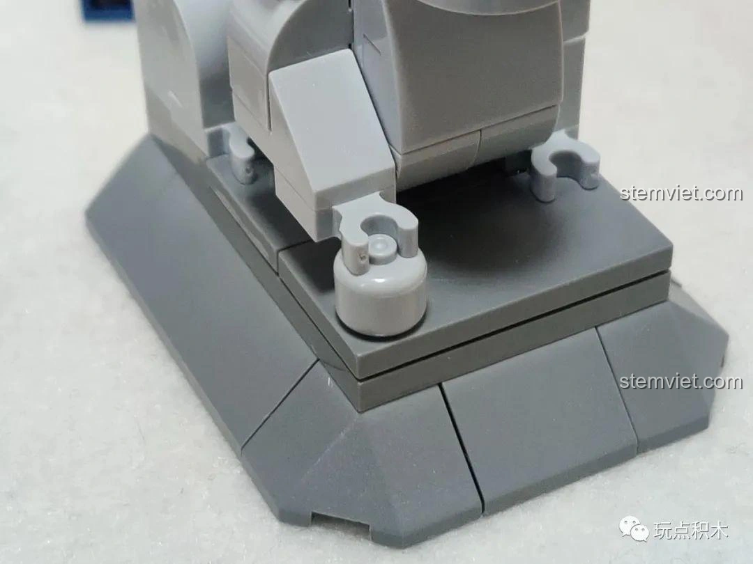 Mảnh ghép đặc biệt được sử dụng làm quả cầu dưới chân sư tử đá trong bộ Sembo 601606 Tiệm Ăn Vặt.