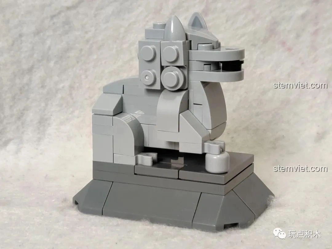 Mô hình sư tử đá hoàn chỉnh từ bộ Sembo 601606 Tiệm Ăn Vặt, nhìn từ góc nghiêng bên phải.