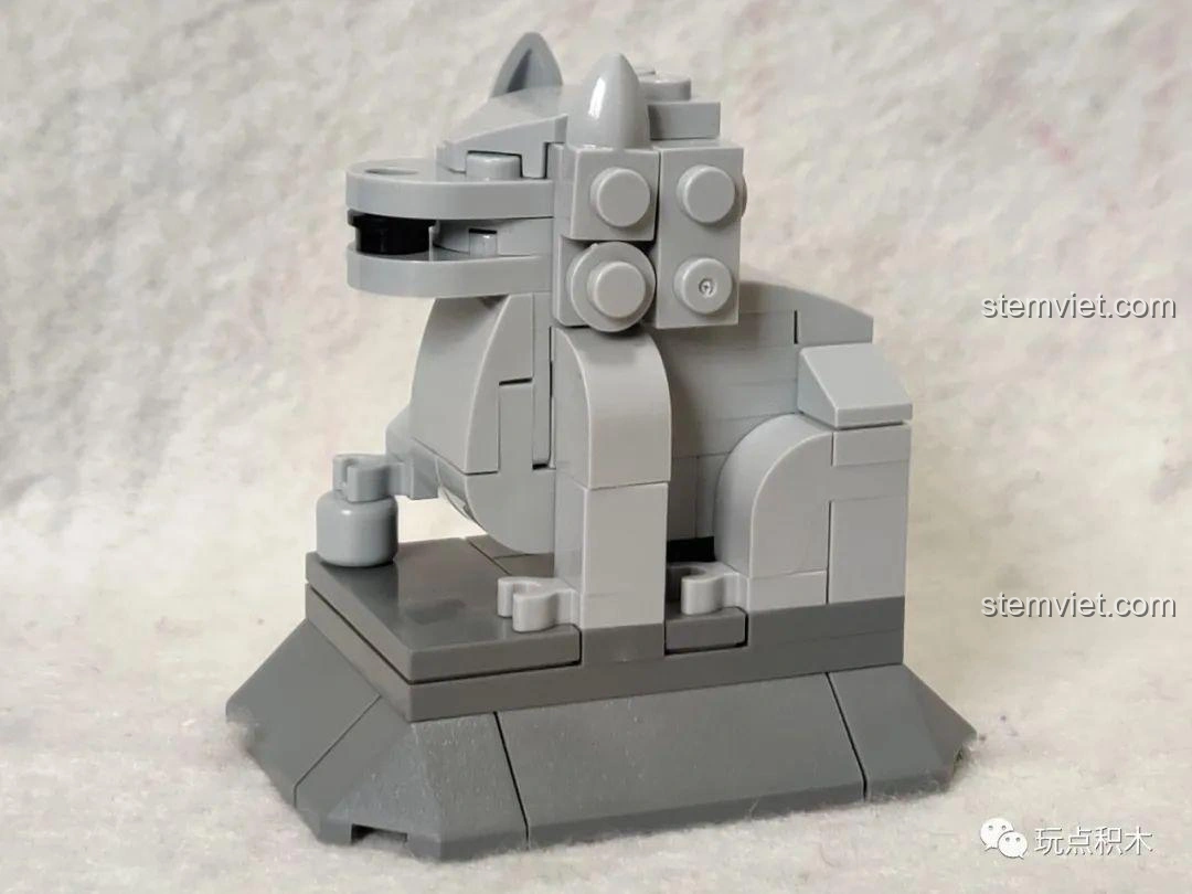 Mô hình sư tử đá hoàn chỉnh từ bộ Sembo 601606 Tiệm Ăn Vặt, nhìn từ góc nghiêng bên trái.