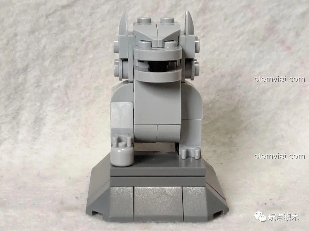 Mô hình sư tử đá hoàn chỉnh từ bộ Sembo 601606 Tiệm Ăn Vặt, nhìn từ phía trước.