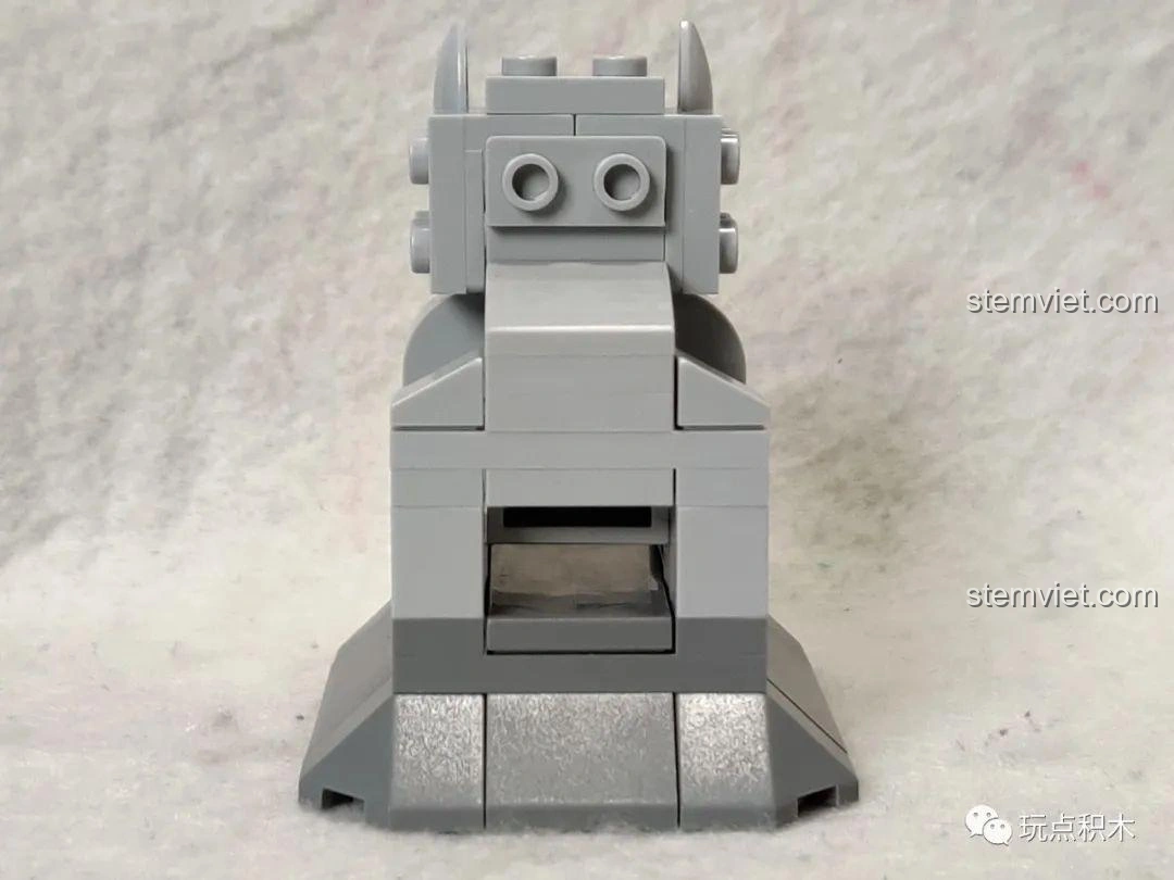 Mặt sau của mô hình sư tử đá trong bộ Sembo 601606 Tiệm Ăn Vặt, thể hiện các chi tiết lắp ráp.