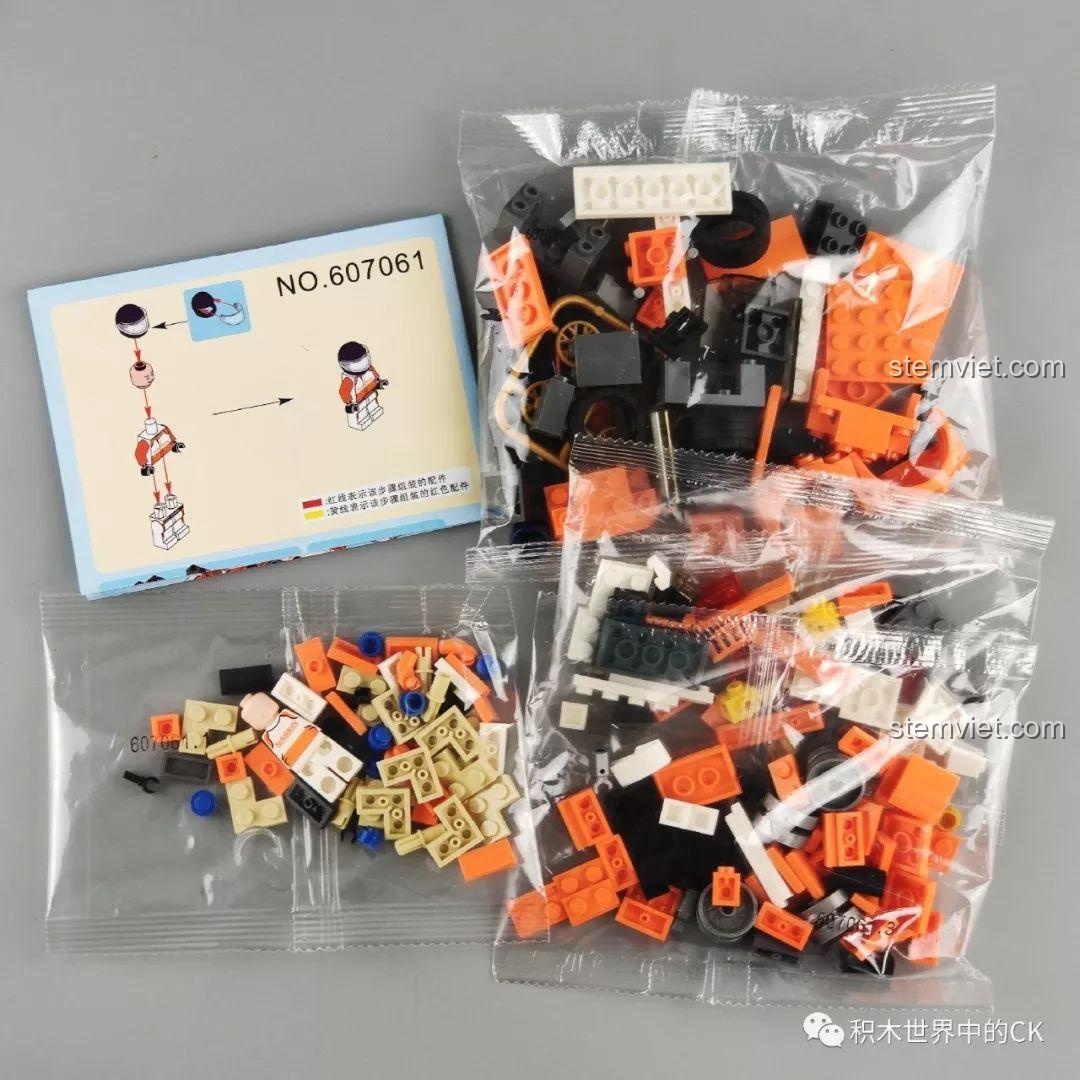 Các túi mảnh ghép và sách hướng dẫn của bộ lắp ráp SEMBO 607061 Xe Đua Nissan KY910 Bluebird Super Silhouette.