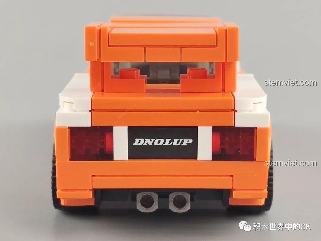 Góc nhìn trực diện từ phía sau của mô hình xe đua Nissan KY910 Bluebird Super Silhouette 607061 màu cam.