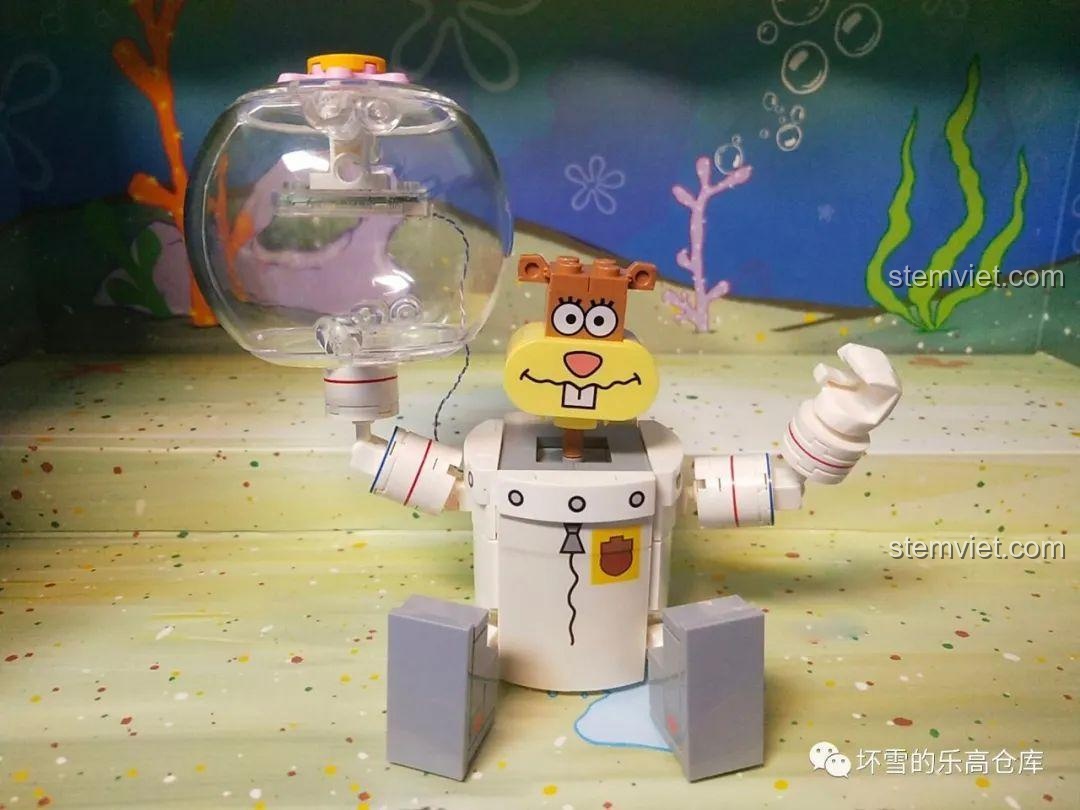 Chữ ký Stephen Hillenburg ở mặt sau bát ăn của Gary trong bộ lắp ráp Sembo 612211.