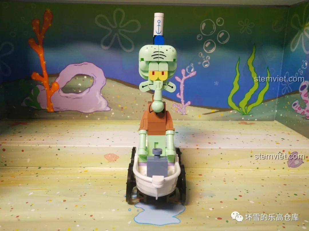 Chữ ký Stephen Hillenburg ở mặt sau vỏ rùa của Patrick trong bộ lắp ráp Sembo 612211.